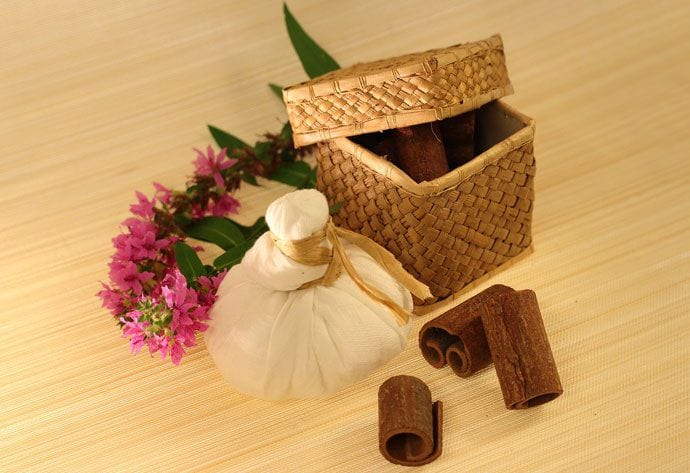 Masaż stemplami ziołowymi 75 masaz stempel