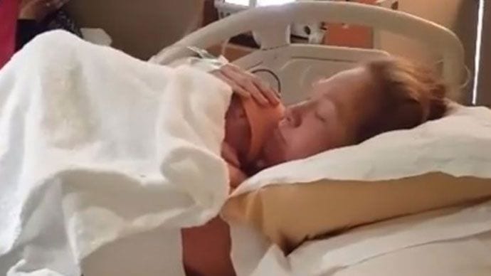 urodzila na facebooku