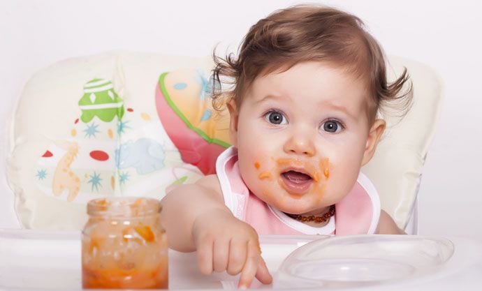 dziecko jedzenie usmiech