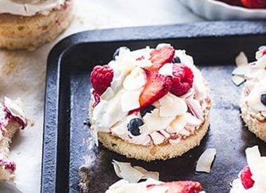 Beza i mrożone owoce