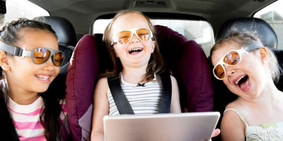 wesołe dzieci w aucie