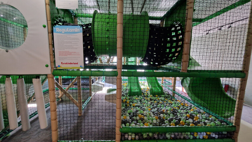 Reportaż z pobytu w Pałacu i Folwarku Łochów – idealne miejsce na rodzinny wyjazd blisko Warszawy 18 Pałac i Folwark Łochów sala zabaw