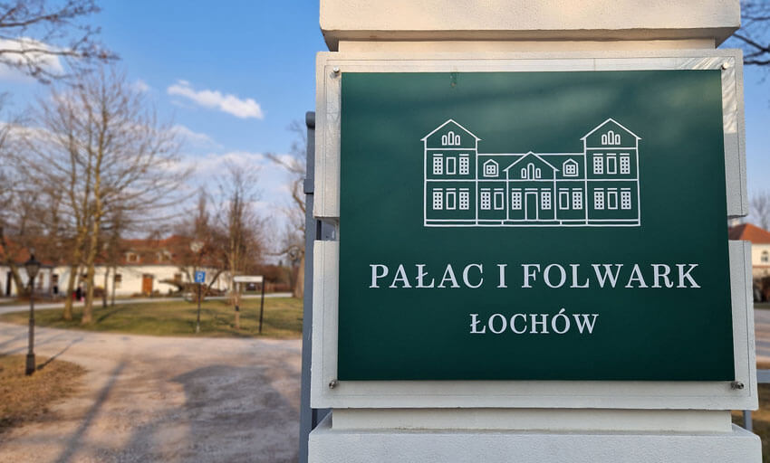 Reportaż z pobytu w Pałacu i Folwarku Łochów – idealne miejsce na rodzinny wyjazd blisko Warszawy 2 Pałac i Folwark Łochów brama