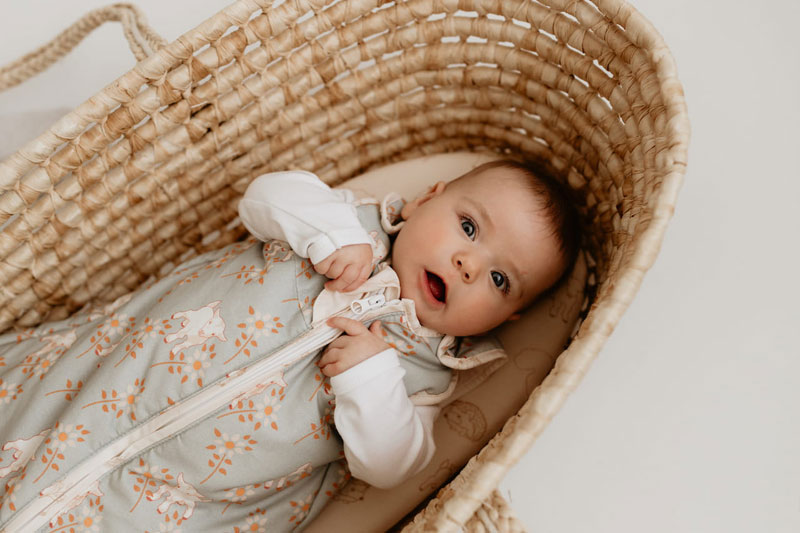 Śpiworki dla niemowląt – jak zapewnić dziecku spokojny i bezpieczny sen? 26 śpiworek dla niemowlaka